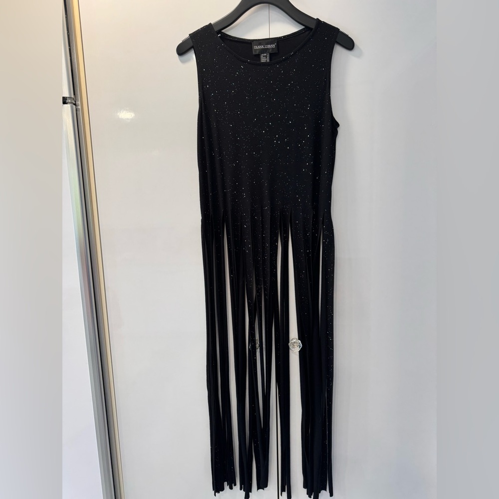 Fun fringe sleeveless sparkle top!
Lightweight black knit material!